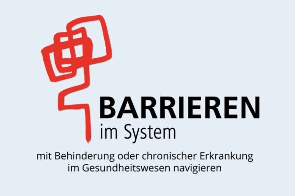 Das Bild sagt: Barrieren im System: mit Behinderung oder chronischer Erkrankung im Gesundheitssystem navigieren. Es gibt außerdem ein rotes grafisches Element, was ein Labyrinth symbolisiert.
