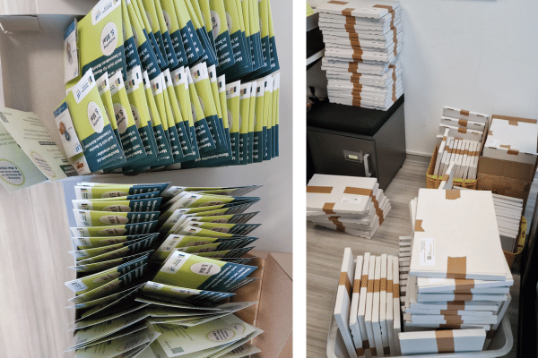 Viele Postkarten und viele gestapelte Päckchen