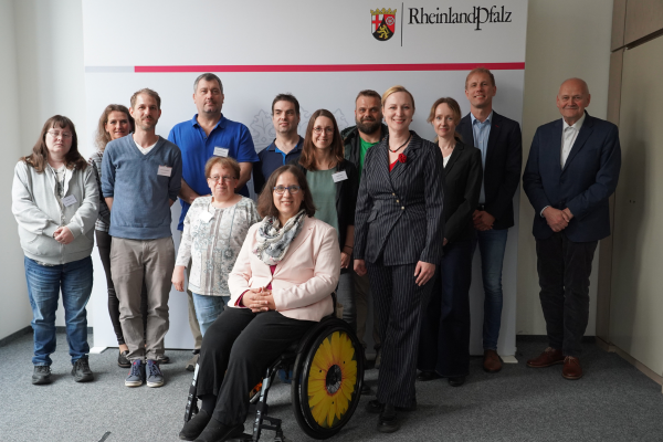 Gruppenfoto von Vertreter*innen der Besuchskommission, darunter auch Ministerin Dörte Schall 