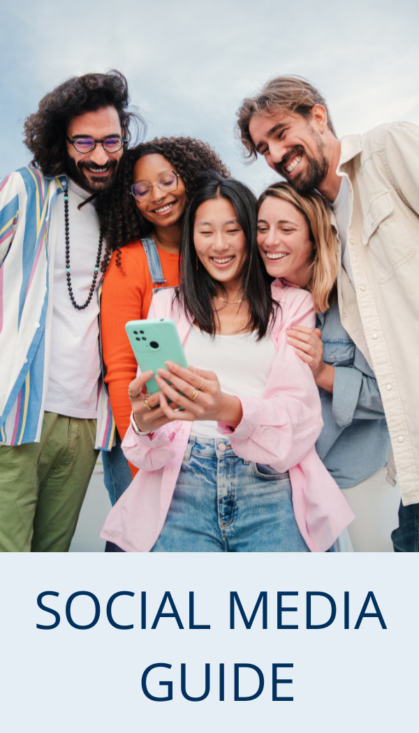 Eine Gruppe von fünf Personen steht eng beieinander und schaut gemeinsam auf ein Smartphone, lächelnd und entspannt. Rechts im Bild steht groß der Titel „SOCIAL MEDIA GUIDE“. Unten rechts befindet sich das Logo der DAK Gesundheit mit dem Hinweis „Gefördert von:“.