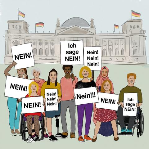 Eine Gruppe von Mensch mit und ohne Behinderungen bzw. mit nicht-sichtbaren Behinderungen steht vor dem Bundestag in Berlin. Die Teilnehmenden halten Plakate und haben emotionale Gesichtsausdrücke. Sie protestieren gegen etwas.